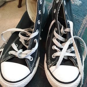 Converse allstars tennis shoes.